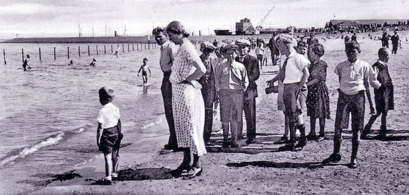 Delfzijl strand in midden jaren 30.jpg